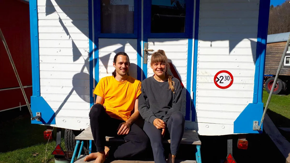 Daniel Tscherrig und Nora Cavegn sind guten Mutes, dass die Tournee bald beginnen kann., Letztes Jahr musste die Tournee um drei Monate verschoben werden. , Während dieser Zeit befanden sich die Teammitglieder im Schöntal in «Wägeliquarantäne».