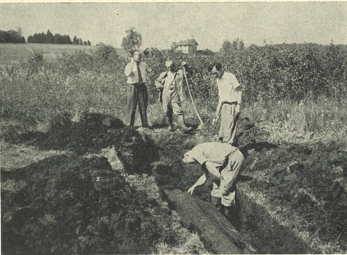 1957_einbaum_2_cb_preview Landwirt und Bezirksrat Ernst Messikommer (mit Schaufel) fand den Einbaum beim Torfstechen., Einbaum und fünf blaue und goldene Sektoren: seit 1931 das Gemeindewappen von Seegräben., 1957 wurde ein Einbaum in der Nähe der Messikommer-Eiche gefunden., Der Einbaum lagerte im Boden noch Kiel oben., Als der Jahrtausende alte Fund an der Luft war, zerfiel das Boot. Die Einzelteiel wurden auf der Wiese zusammengesetzt., Rund um die Messikommer-Eiche wurden schon zahlreiche Fundstücke aus der Jungsteinzeit geborgen., Bei der Messikommer-Eiche erinnert eine Informationstafel und der Grabstein an den bekannten Pfahlbau-Forscher., Rechts der Aa dürfte sich im Untergrund noch eine bisher nicht geborgene Pfahlbauersiedlung befinden. , Paddeln im Einbaum: So könnte ein Pfahlbauer unterwegs gewesen sein., Für die Regatta im deutschen Wangen werden speziell Einbäume hergestellt. , Seit einigen Jahren führen Archäologenteams Einbaumregatten durch.