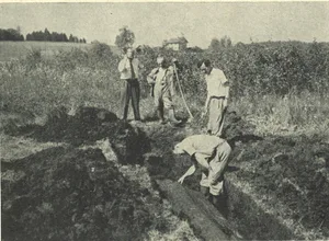 1957_einbaum_2_cb_preview Landwirt und Bezirksrat Ernst Messikommer (mit Schaufel) fand den Einbaum beim Torfstechen., Einbaum und fünf blaue und goldene Sektoren: seit 1931 das Gemeindewappen von Seegräben., 1957 wurde ein Einbaum in der Nähe der Messikommer-Eiche gefunden., Der Einbaum lagerte im Boden noch Kiel oben., Als der Jahrtausende alte Fund an der Luft war, zerfiel das Boot. Die Einzelteiel wurden auf der Wiese zusammengesetzt., Rund um die Messikommer-Eiche wurden schon zahlreiche Fundstücke aus der Jungsteinzeit geborgen., Bei der Messikommer-Eiche erinnert eine Informationstafel und der Grabstein an den bekannten Pfahlbau-Forscher., Rechts der Aa dürfte sich im Untergrund noch eine bisher nicht geborgene Pfahlbauersiedlung befinden. , Paddeln im Einbaum: So könnte ein Pfahlbauer unterwegs gewesen sein., Für die Regatta im deutschen Wangen werden speziell Einbäume hergestellt. , Seit einigen Jahren führen Archäologenteams Einbaumregatten durch.