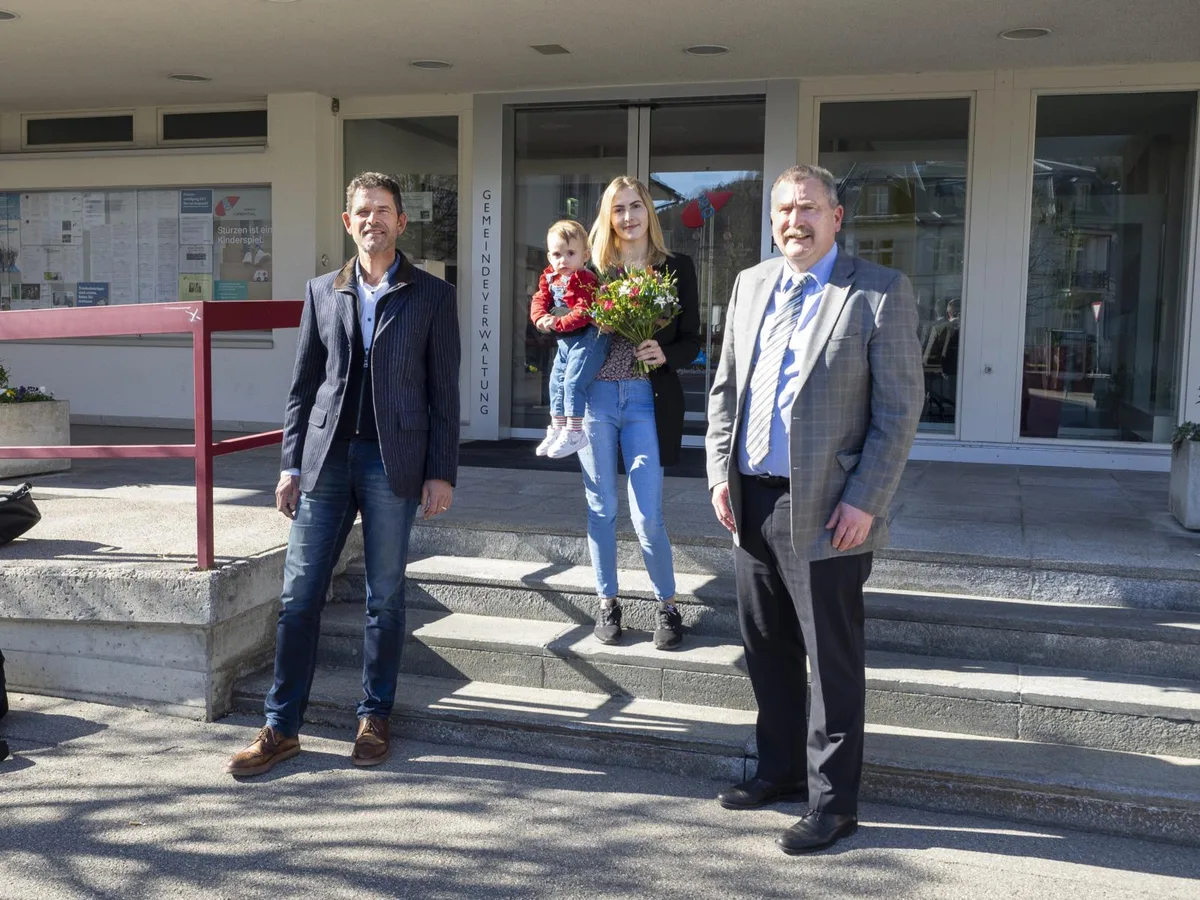 25032021_5000_turbenthal_agy_1_preview Gemeindeschreiber Jürg Schenkel (links) und Gemeindepräsident Georg Brunner begrüssen Florentina Gjocaj und Tochter Dua Askaj.