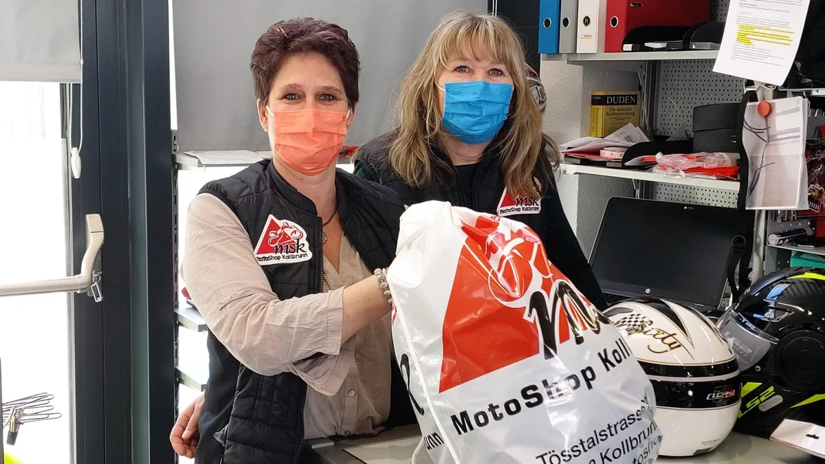 290321_motoshop_fruehlingsausstellung_lk_1_preview Jsabella Bühler-Bundi (links) und Irene Baumann beraten während der Frühlingsausstellung die Kunden., Im Laden herrschen strikte Corona-Verhaltensregeln . So darf ein Helm nur mit Kopfstrumpf anprobiert werden.