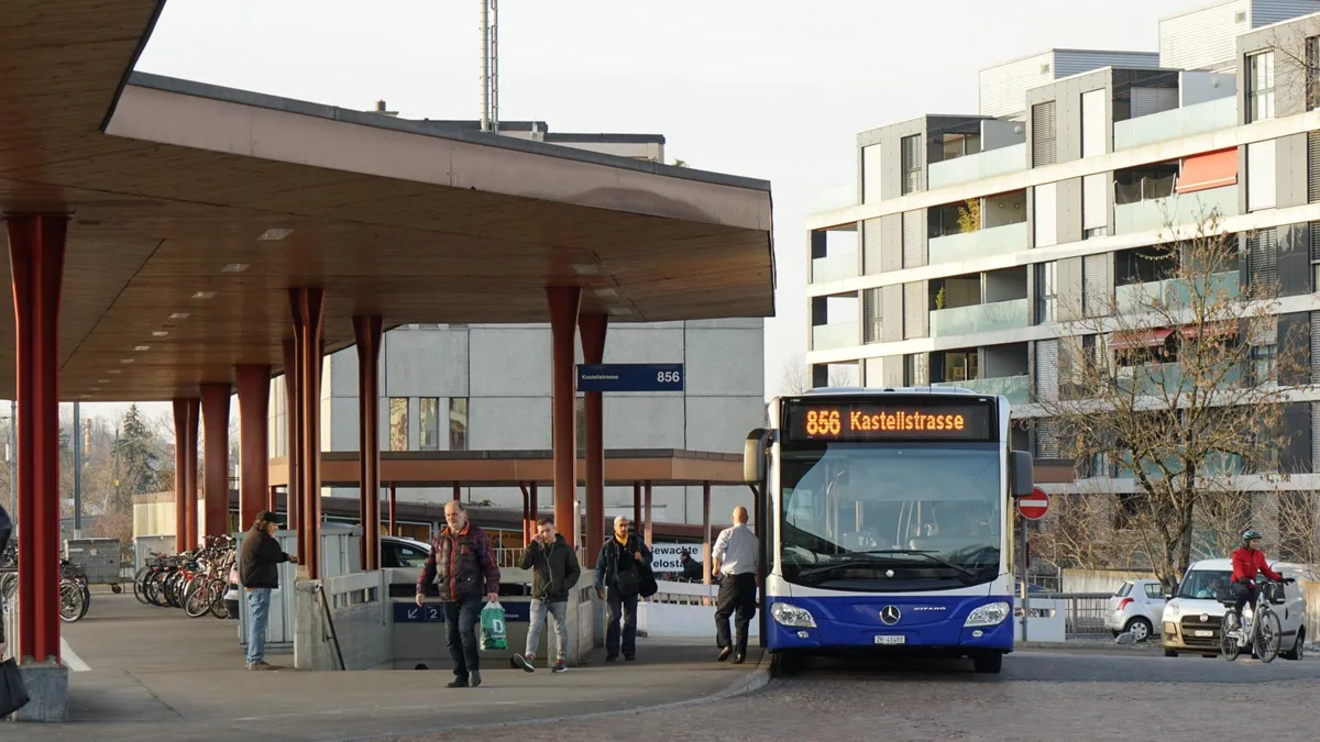 856_bushof_wetzikon_1_3000x1688_190220_preview Auf 2023 hin sollen am frühen Morgen mehr Busse im Oberland – im Bild der Bushof Wetzikon – unterwegs sein.