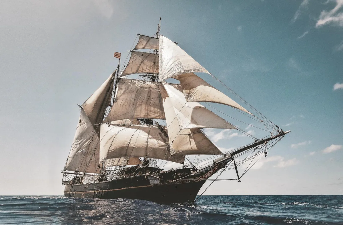 Einmal pro Jahr verschifft Atinkana mit diesem Segelschiff 14 Tonnen Kaffee von Kolumbien in die Schweiz., Der Dübendorfer Andre Conte hat zusammen mit Corinne Koller das Start Up Atinkana gegründet., Der Kaffee stammt aus den nördlichen Nebelwäldern Kolumbiens., Atinkana setzt bei der Rohstoffgewinnung auf regenerative Forstwirtschaft., Die Bonen werden von Hand und unter lokaler Aufsicht gepflückt.