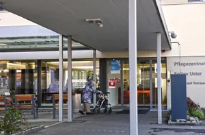 dsc_8616_preview Die Ustermer Heime - im Bild das «Im Grund» - verzeichnen im 2020 tiefere Belegungszahlen. Schuld ist das Virus., Ein Bild aus den Anfangszeiten der Pandemie: Das Grüninger Altersheim wird Ende März 2020 fast hermetisch abgesperrt., Daniel Bachmann, Leiter des Pfäffiker Alterszentrums Sophie Guyer, rechnet bis im Sommer mit einer Normalisierung des Betriebes., Das Zentrum Spiegel in Rikon kam glimpflich durchs 2020 und kann mit schwarzen Zahlen abschliessen. Zur Zeit ist es voll belegt., Keine Besuche mehr möglich: Das Alterswohnheim Am Wildbach in Wetzikon schliesst im März 2020 die Türen., Felix Graf, Leiter des Altersheimes Blumenau in Bauma, ist froh, dass das Virus nicht ins Haus gelangt ist., Im Zentrum Breitenhof in Rüti kosten die zusätzlichen Massnahmen wegen Corona rund 150'000 Franken. , Das Alters- und Pflegeheim Schätti in Hinwil gehört zu den rund 30 Institutionen in der Region., Martin Summerauer, Gesamtleiter der Heime Uster, meint, dass das Image von Heimen wegen Corona grundsätzlich gelitten habe. , Das Alters- und Pflegeheim Grüneck in der Gossauer Aussenwacht Ottikon spürt eine Zurückhaltung bei den Neueintritten., «Drei-Tannen»-Leiter Hubert Rüegg (zweiter von rechts) - hier im 2015 mit dem Neubaumodell - rechnet mit einem grossen Defizit. , Das im Oktober 2018 neu eröffnete Oase in Effretikon verzeichnete auch im 2020 eine Auslastung von 97 Prozent., Das Haus Geeren in Fischenthal war im 2020 zwar weniger stark belegt, doch finanziell hat es keinen Verlust erlitten.