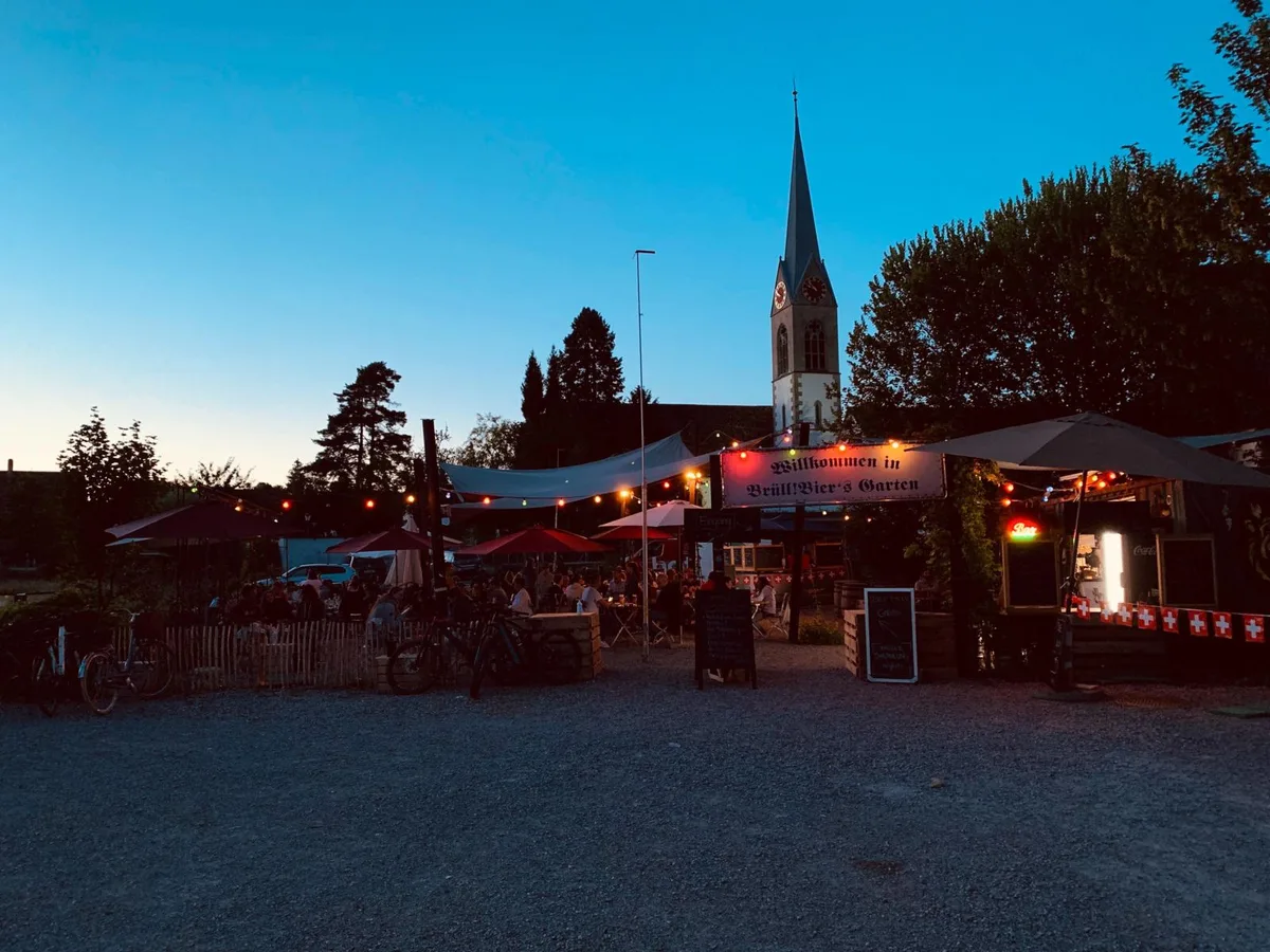 img_5285_preview Ein Bild der Vergangenheit: Erst im nächsten Jahr kommt in Pfäffikon wieder richtig Biergarten-Stimmung auf. , Mitinhaber Andreas Brüllmann musste seinen Betrieb im Herbst abbauen. Nun laufen die Vorbereitungen für das neue Projekt.
