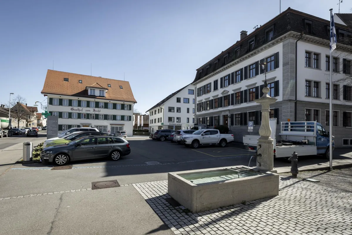 pfaeffikon_24032021_hechtplatz_crm_1_preview Der Hechtplatz soll zum neuen Begegnungsort werden. , Auch eine E-Tankstelle ist geplant. , Zudem wird zur Erhöhung der Verkehrssicherheit die Verkehrsführung angepasst.