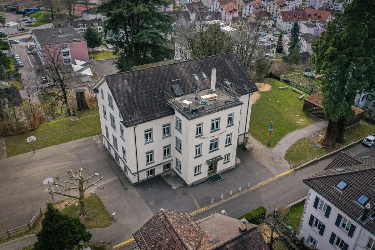rueti_25032021_schulhausschlossberg_sbo_2_preview Im Schulhaus Schlossberg hatten sich am vergangenen Mittwoch mehrere Lehrpersonen mit dem Coronavirus infiziert., Fünf von acht Klassen wurden daraufhin in Quarantäne geschickt.