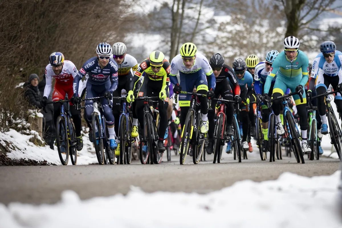 sport_02012021_radquer_crm_7_preview Vom Gelände auf den Asphalt: Kevin Kuhn (Mitte) fährt ab April Strassenrennen.
