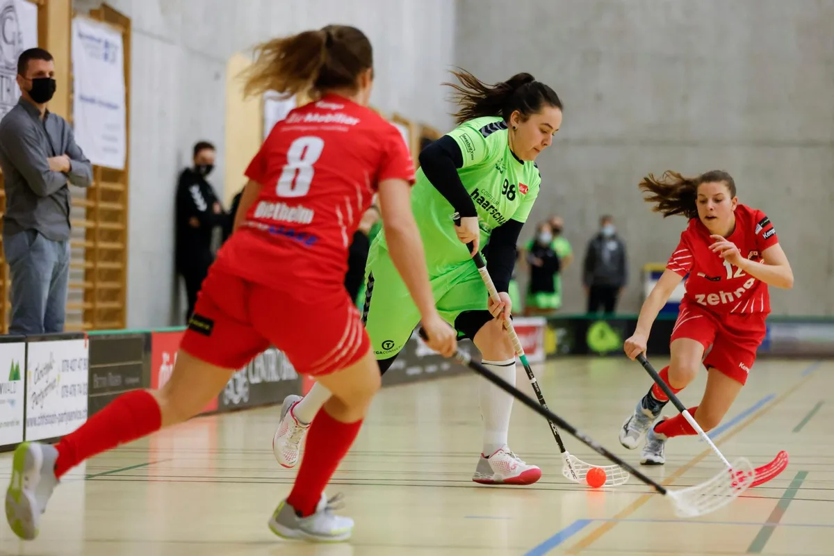 sport_23012021_unihockey_cm_11_preview Mitten durch: Die Laupnerin Sabrina Aerne wählt einen komplizierten Weg.