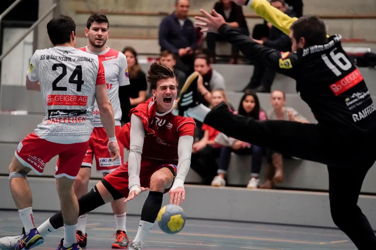sport_24112019_handball_crm_09_preview Erstligist Uster (Peter Balsiger, Mitte) kann keine weiteren Angriffe mehr lancieren. Die Saison wird abgebrochen.