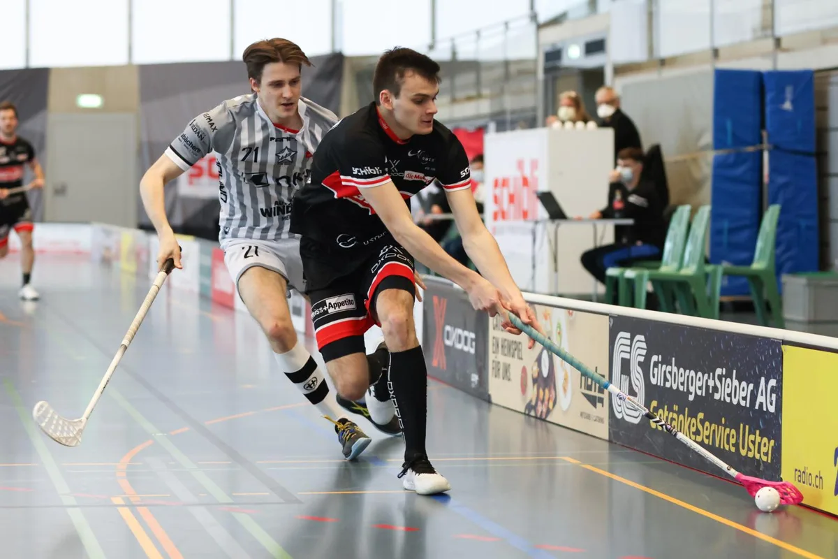 sport_27022021_unihockeyuster_dku_6_preview Den Gegner im Nacken: Der Ustermer Ramon Zimmermann wird hart bedrängt.