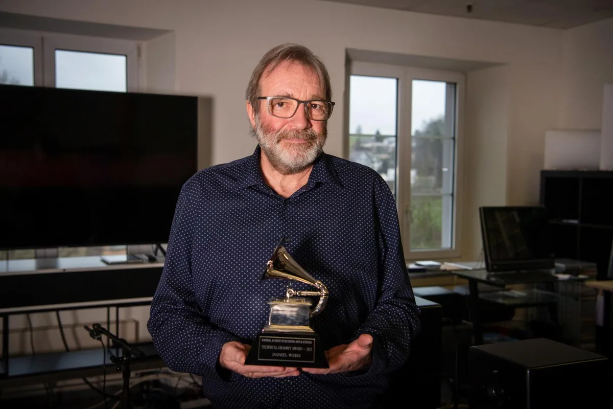 uster_15032021_grammy_sbo_6_preview Erhielt eine Auszeichnung für sein Lebenswerk: Daniel Weiss in seinem Demo-Raum in Uster., Der Grammy wurde Weiss in einer Kartonschachtel aus den USA per Post geschickt., Ein Mischpult von Weiss Engineering, das in Tonstudios zum Einsatz kommt., Barbara Thalmann, Daniel Weiss und Sandra Frauenfelder.