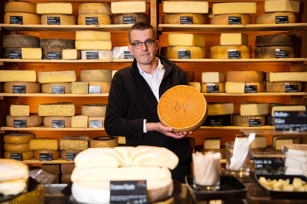 volketswil_20112019_humidor_sbo_4_preview Verantwortet die Käseprodukte bei «Natürli»: Hans Manser bestätigt den Käseboom, aber..., ... in einigen Kundensegmente ist der Absatz eingebrochen., Die Wildberg Käse AG von Roland Rüegg (rechts) hat mit dem «Cheebab» auch ausserhalb der Schweiz Erfolg., Dass immer mehr Importkäse auf den Schweizer Markt kommt, sieht Rüegg kritisch.