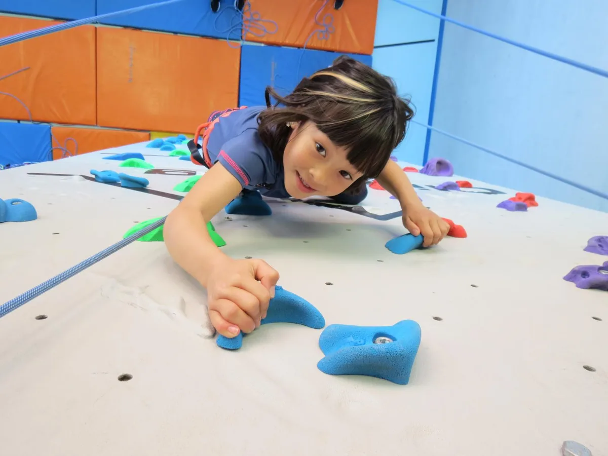 005_klettern_schule_hohmatt_preview Emilia will an der Kletterwand ganz nach oben., Die Wand hat der Schweizer Alpen-Clubs (SAC) zur Verfügung gestellt., Die Kinder sind mit Begeisterung dabei – wenn auch die luftige Höhe respekteinflössend ist., Die Viertklässlerin Levinia hat die wichtige Sicherungsaufgabe übernommen., Vor dem Klettern werden die Gurte angelegt. Hans Gerber prüft bei jedem Kind persönlich, dass alles richtig sitzt., Im unteren Bereich der Wand ist klettern ohne Seil erlaubt., Wer eine Pause von der Kletterwand braucht, kann sein Gleichgewicht auf der Slackline üben., Nach dem Klettern dürfen sich die Kinder an der Seilschaukel durch die Halle schwingen lassen.