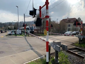 020421_wald%20nord_4_cb_preview Auf Höhe des Zuges könnte die neue Haltestelle Wald Nord der Tösstallinie entstehen., Als Pilotprojekt könnte hier in der Baumer Aussenwacht Lipperschwendi eine zusätzliche Haltestelle gebaut werden.. , Nur 150'000 Franken hat diese mit einem Holzperron ausgestattete Haltestelle Vaulruz bei Bulle gekostet.