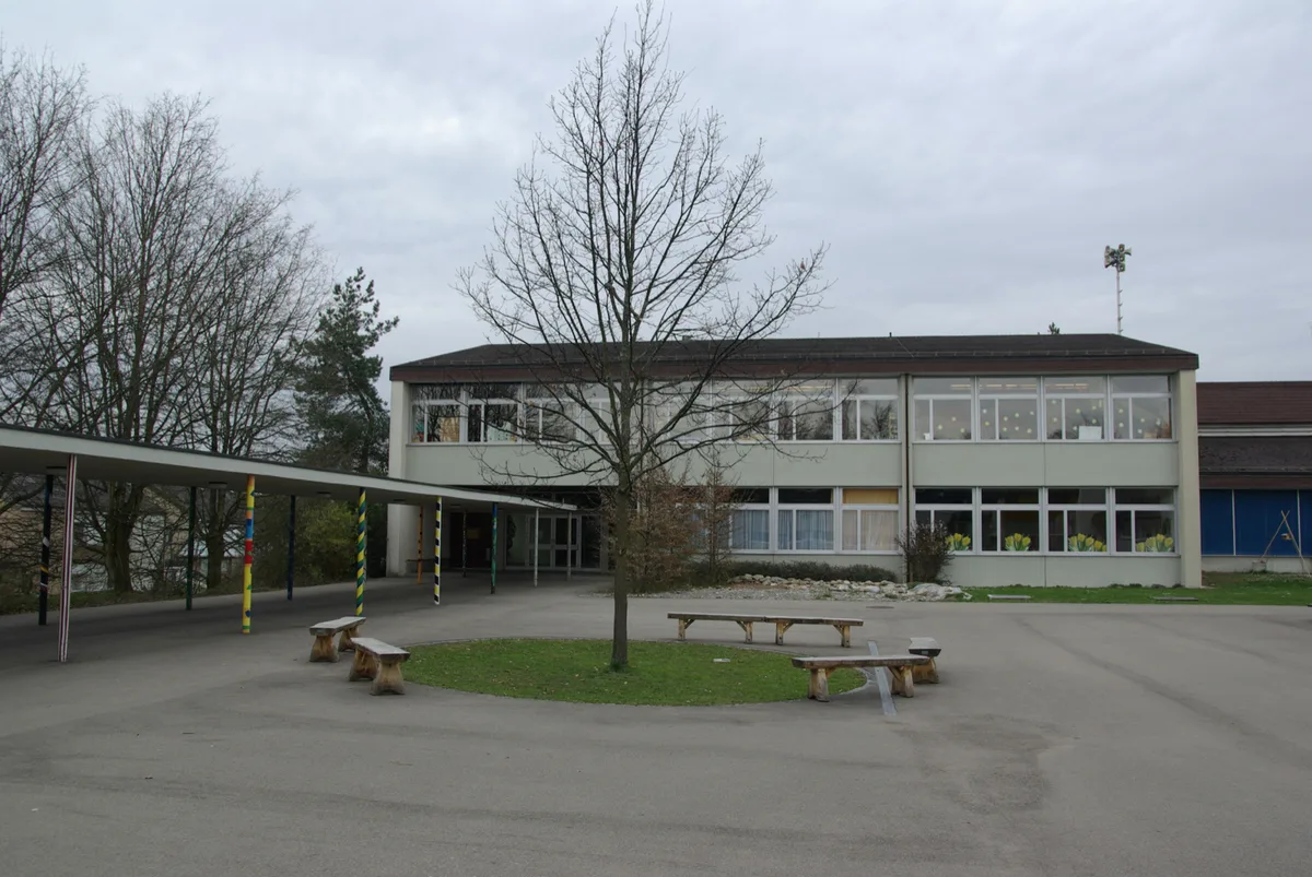 Im Schulhaus Wolfrichti in Grüt müssen zwei Klassen in Quarantäne.