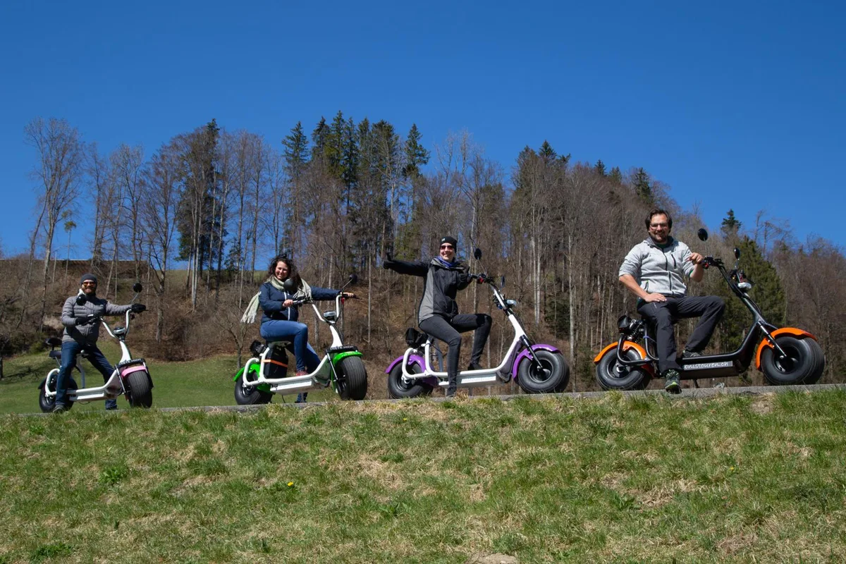 106a3230_preview Im Tösstal verbrachten viele Leute die Ostertage an der frischen Luft. Ob mit Elektroscootern …, … oder wandernd …, … oder mit dem Quad., Viele genossen das schöne Wetter., Einige machten einen Spaziergang ... , ... entlang der Töss., Andere trafen sich zum gemeinsamen Bräteln ..., ... an einer der vielen Feuerstellen in der Region., Auch Drachen steigen stand auf dem Programm., Die Hauptsache: Man konnte die Tage zusammen mit den Liebsten verbringen., In Steg sorgten Verkehrskadetten für Ordnung., Der Take-away im Aeschacher lockte mit einer Zwischenverpflegung., Dieser liegt am Fusse des Hörnlis und wirbt mit einer Tafel., Weitere Impressionen vom Osterwochenende im Tösstal., Weitere Impressionen vom Osterwochenende im Tösstal., Weitere Impressionen vom Osterwochenende im Tösstal.