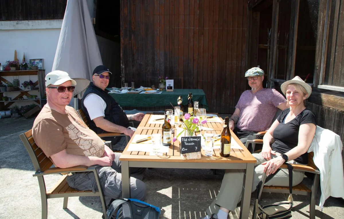 106a3496_preview Auf der Terrasse vom Wilemer «Heubode» genossen die Gäste das frühlinghafte Wetter., Wer einkehrte, konnte sich endlich einmal wieder kulinarisch verwöhnen lassen., Nebst kühlen Getränken hatte das Restaurant ein reichhaltiges Mittagessen im Angebot., Die Terrasse bot dafür den entsprechenden Platz., Auch die Alpwirtschaft Schnurrberg war gut besucht., Hier genossen die Gäste das gemütliche Beisammensein …, … und liessen es sich gut gehen., In der Caesar's Bar Rikon sorgte ein Foodtruck für das kulinarische Wohl., Im «Sternen» in Sternenberg hatte das Service-Team einiges zu tun., Die Gartenbeiz des Restaurants war gut besucht., Die Gäste gönnten sich einen Kaffee …, … oder einen Suure Moscht., Das Restaurant hatte im letzten Frühling neu eröffnet., Einkehren für ein Mittagessen im «Sternen» in Sternenberg., Einkehren für ein Mittagessen im «Sternen» in Sternenberg., Einkehren für einen Nachmittagskaffee im «Sternen» in Sternenberg., Einkehren im «Heubode»., Mit Freunden in der Caesar's Bar etwas trinken., Auf ein Bier in die Caesar's Bar., Einkehren in der Ceasar's Bar.