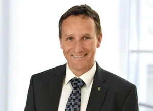 2020_ruedi%20r%c3%bcfenacht_stadtpr%c3%a4sident%20wetzikon_pd_preview Der Wetziker Stadtpräsident Ruedi Rüfenacht ist Verwaltungsratspräsident der VZO., Das Netz der regionalen Verkehrsbetriebe VZO deckt das Oberland und die Region Zürichsee ab. , Stadtrat Marco Martino präsidiert den Verwaltungsrat des regionalen Informatikzentrums. , Urs Fischer - hier 2014 vor dem Rücktritt als Wetziker Gemeindepräsident - war bis vor kurzem Mitglied des GZO-Verwaltungsrates., GLP-Gemeinderätin Esther Schlatter fordert die Rücktritte von Ruedi Rüfenacht und Marco Martino aus VR-Mandaten.