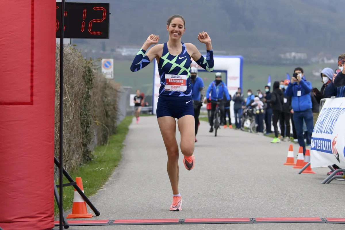 20210403125114285_preview Leichtfüssig über die Ziellinie: Fabienne Schlumpf beim Marathon in Bern-Belp., Schlumpf lief bis zum Schluss sehr konstante Abschnittszeiten. , Für Simon Tesfay vom LC Uster setzte es beim Marathon in Bern eine Enttäuschung ab.