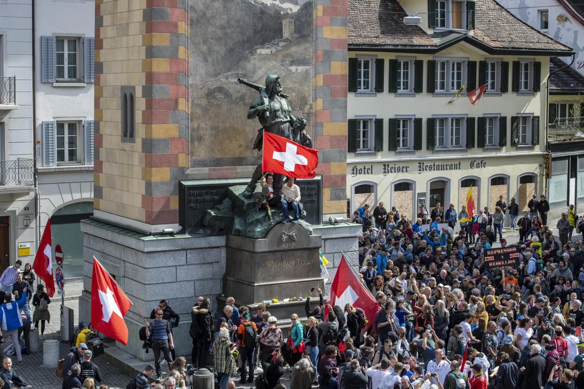 Corona-Demonstranten in Altdorf: Letzten Samstag trafen sich rund 500 Personen; wie in Rapperswil fehlte dafür eine Bewilligung.