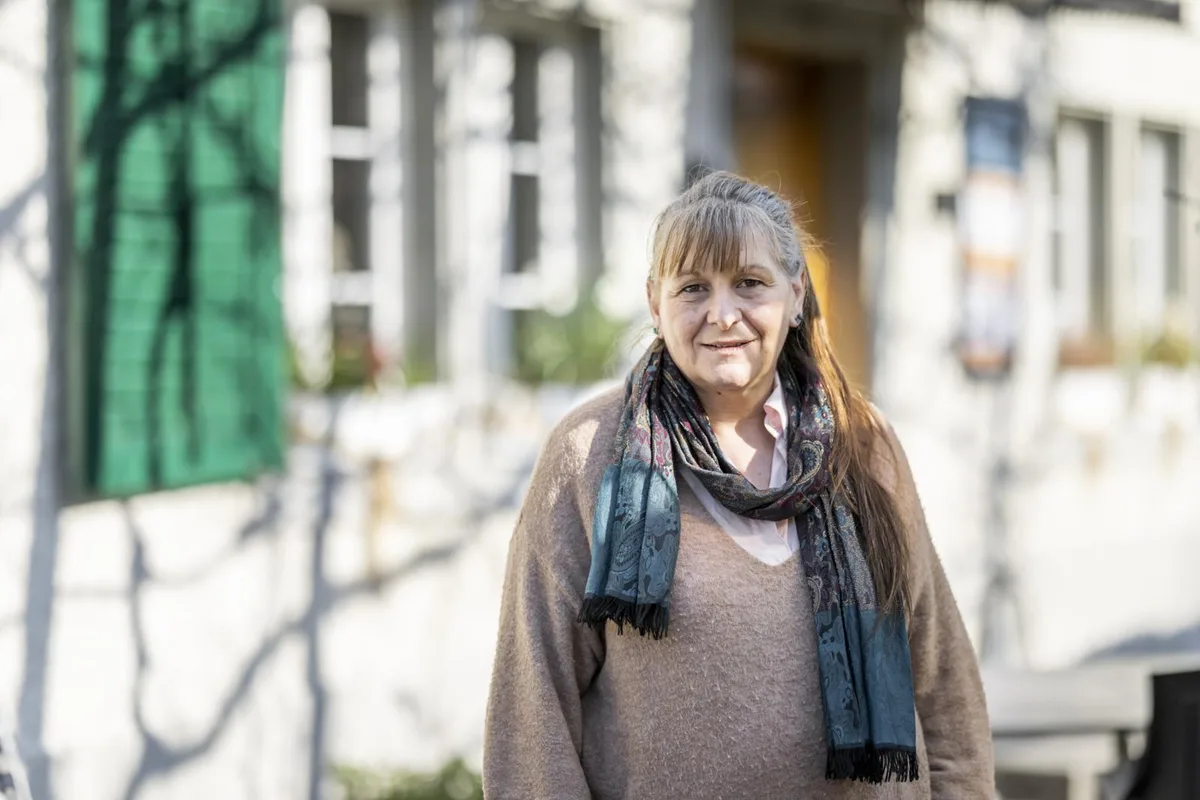 hinwil_16042021_traubeottikon_crm_2_preview Angelika Boesch macht sich Sorgen um die Lernenden in er «Traube». . , Im Ottiker Restaurant werden 32 Lernende in Gastronomie, Betriebsunterhalt und Administration ausgebildet., Diese haben meist einen schwierigen Hintergrund. , In der «Traube» können sie einen Lehrabschluss machen und haben somit Chancen im ersten Arbeitsmarkt. , Momentan bietet das Restaurant Take Away und Bewirtschaftung auf der Terrasse an.