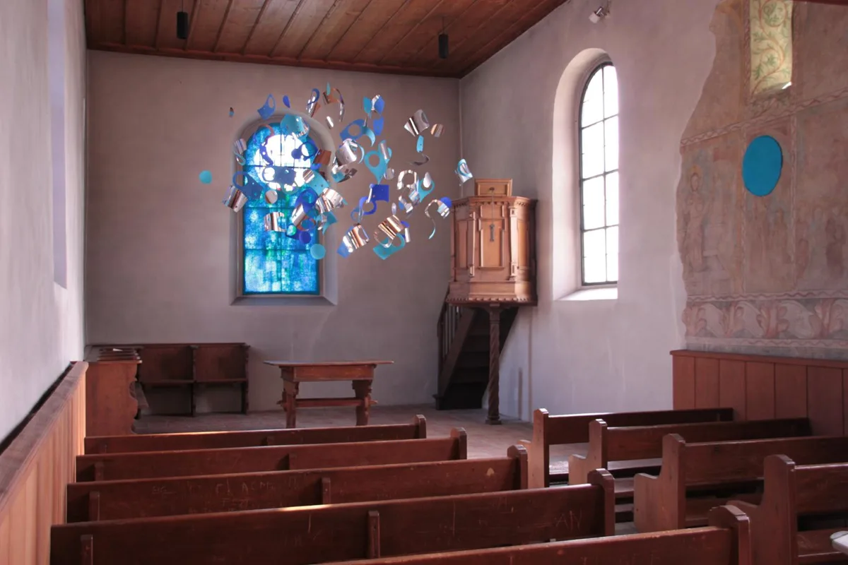 img_2481_preview Eine Installation mit dem Titel «wo bist du» schmückt momentan die Kapelle Rikon., Die Ausstellung der Künstlerin Utta Hagen kann bis am 1. Mai besichtigt werden.