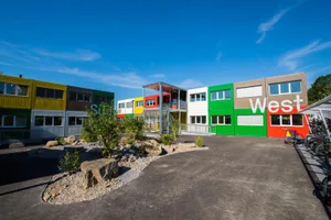 pfaeffikon_06072017_schulhaussandgrueb_sbo_11_preview Vor vier Jahren wurde der temporäre Schulraum Sandgrueb eingeweiht. , Nun soll er zum Schulhaus Pfaffberg umziehen und das neue Oberstufenzentrum bilden. , Damit hätten auch die Sekundarschüler vom Schulhaus Mettlen Platz im Pfaffberg. , Für Schulpräsident Hanspeter Hugentobler wäre diese Verschiebung ein Befreiungsschlag.