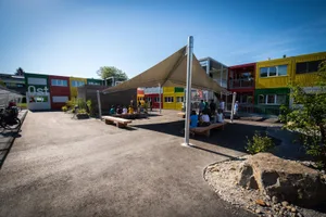 pfaeffikon_06072017_schulhaussandgrueb_sbo_12_preview Die Schulcontainer werden im Sommer an ihren neuen Standort ..., ... beim Schulhaus Pfaffberg transportiert.