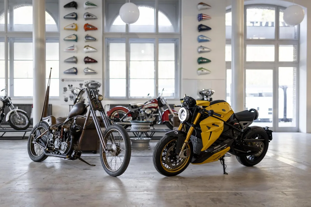 Eine Ausstellung der Motorworld Manufaktur in Kemptthal inszeniert aussergewöhnliche Motorräder aus dem In- und Umland., Darunter befinden sich einige prämierte Stücke., Die Ausstellung läuft noch bis zum 16. Mai.