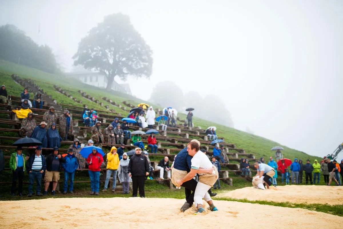 Bei der letzten Austragung im 2018 herrschte ein weiteres Mal garstiges Wetter., Unzimperlich: Fabian Kindlimann beim Kantonalen Schwingfest in Wila gegen Thomas Kuster., Roman Schnurrenberger bestritt in dieser Saison noch gar keinen Wettkampf.