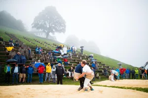sport_25082018_bachtelschwinget_dku__11__preview Bei der letzten Austragung im 2018 herrschte ein weiteres Mal garstiges Wetter., Unzimperlich: Fabian Kindlimann beim Kantonalen Schwingfest in Wila gegen Thomas Kuster., Roman Schnurrenberger bestritt in dieser Saison noch gar keinen Wettkampf.