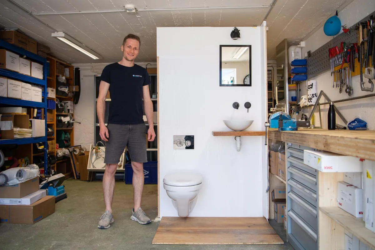 tann_01042021_shertigsanitaer_sbo_2_preview Sanitär Silvan Hertig aus Tann hat ein umweltschonendes Spülsystem entwickelt. Dabei..., ... gelangt das benutzte Wasser aus dem Lavabo in den Spülkasten des WCs statt sofort in die Kanalisation., So kann viel Wasser eingespart werden, verspricht Hertig.