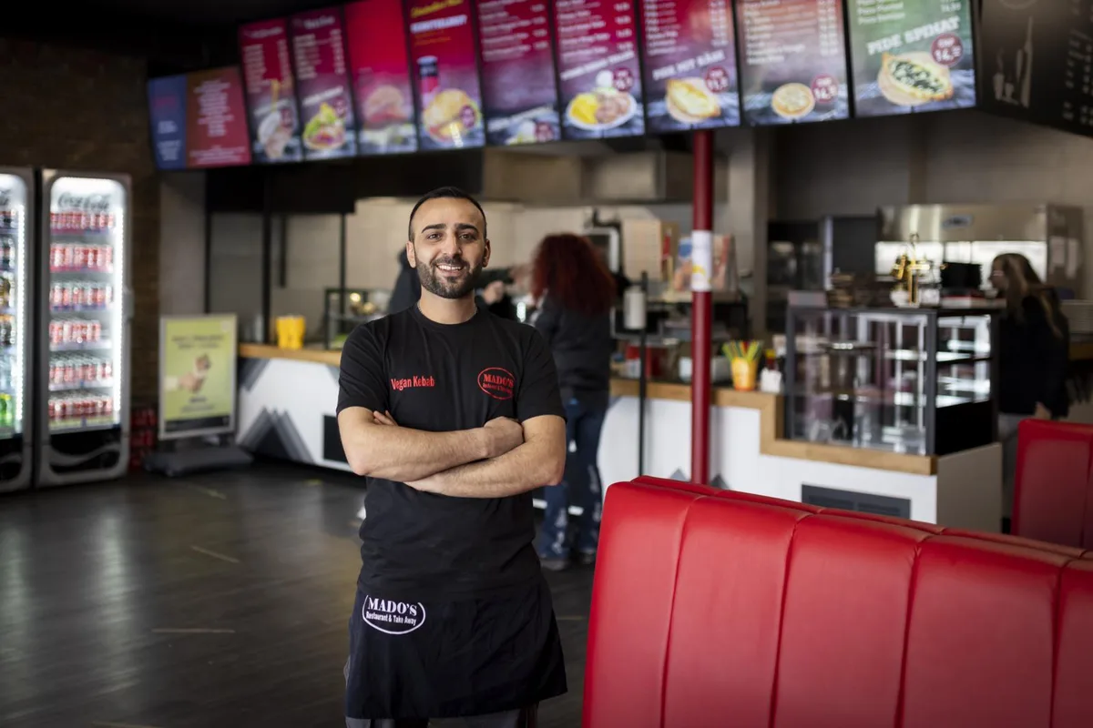 uster_07042021_vegankebap_crm_14_preview Dilovan «Jia» Hajani hat das Mados im Dezember 2019 eröffnet. , Seit September 2020 bietet er auch vegane Kebabs an. , Der Planted Kebab wird ebenfalls am Döner-Spiess gebraten. , Auch Fleischesser stehen laut Mado's-Inhaber auf den pflanzlichen Kebab. , Das vegane Angebot füllt mittlerweile eine Tafel - bald soll eine weitere dazu kommen.