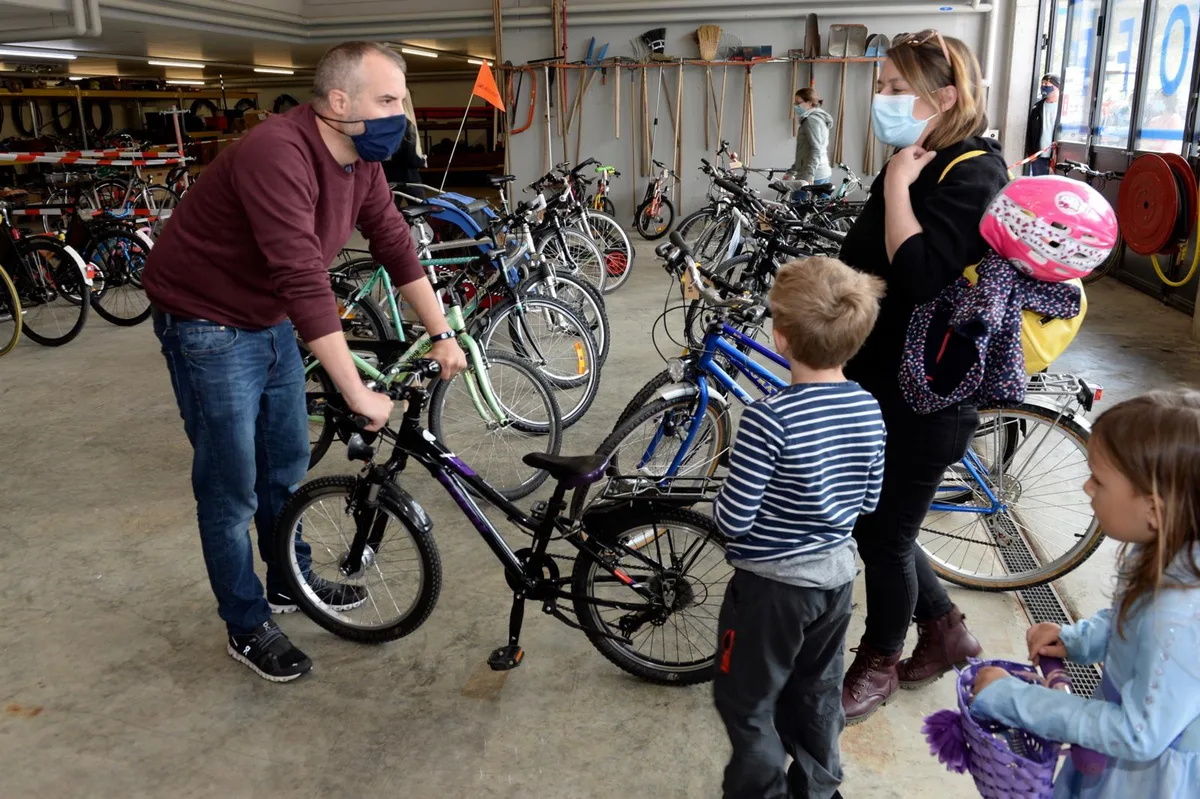Jonas und Manuela Graf begutachteten mit ihren Kindern das Angebot an der Velobörse., Diese fand am Samstag in Turbenthal statt., Corona-bedingt für einmal nicht draussen, …, … sondern in der Werkhofhalle. Wer rein wollte, musste durch die «Eingangsschleuse»., Das Angebot konnte sich sehen lassen. , 64 Velos standen zum Verkauf., Barbara Hefti, Präsidentin vom Familienverein, freute sich über den Erfolg.