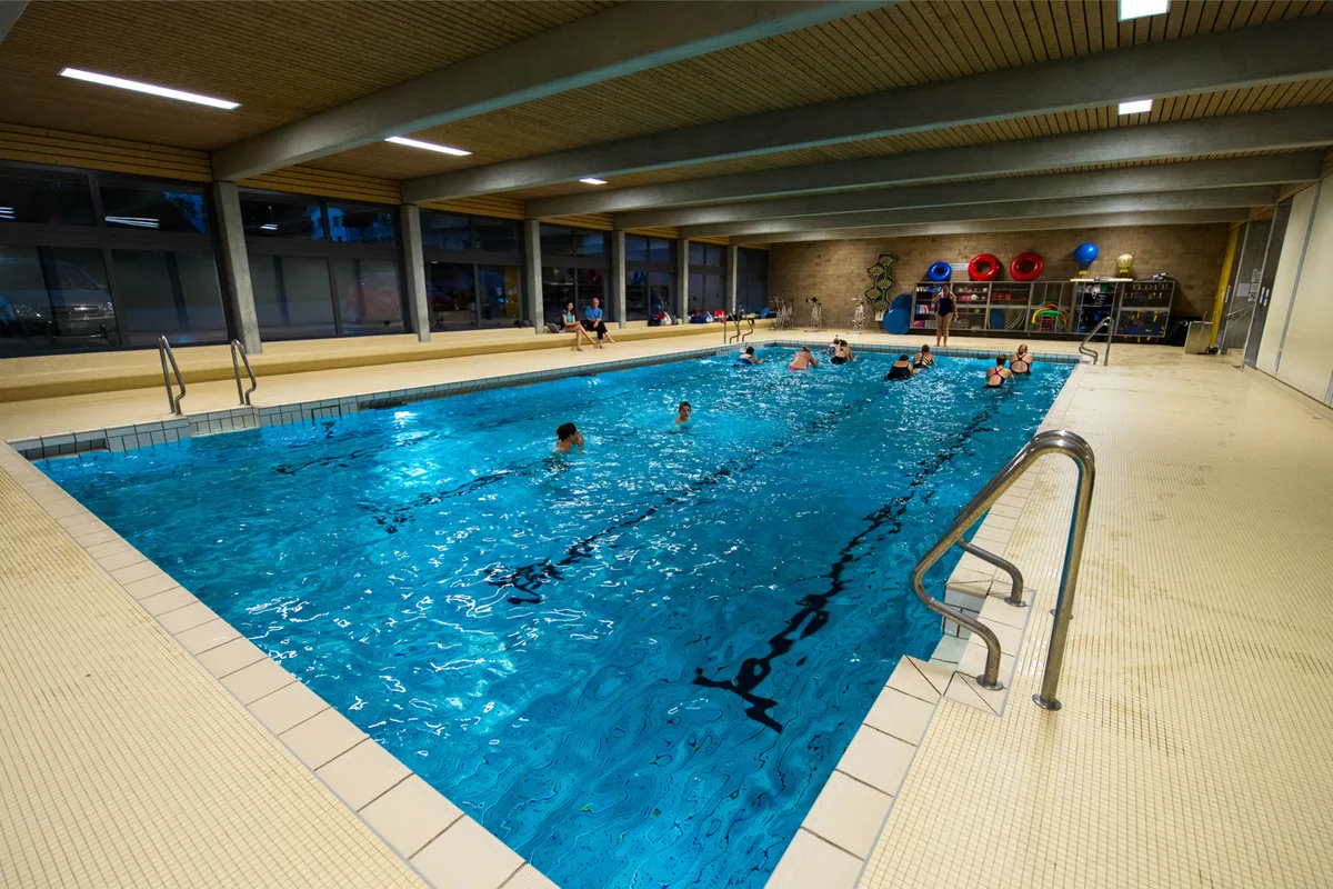 weisslingen_04102016_badeaufsicht_sbo_2_preview_0 Unbekannte haben aus den Garderoben des Hallenbads Weisslingen Kleidung gestohlen. (Symbolbild), Im Bereich der Turnhalle kam es zu Sachbeschädigungen. (Symbolbild)