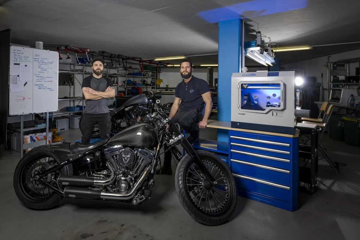 Niccholas Vettiger (links) und Benedikt Köhler individualisieren Motorräder mit besonderen Bauteilen., Diese Bauteile stammen aus dem 3D-Drucker und sind zugleich leicht und stabil., Die Freunde haben schon als Jugendliche zusammen an Motorrädern geschraubt.
