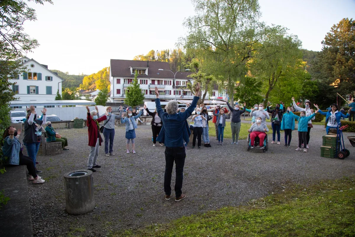 Am vergangenen Freitag fand in Turbenthal die lange Nacht der Kirchen statt. , Der Begegnungsanlass stand im Zeichen von Aufbruch und Ende der Isolation., Kirchenpflegemitglied Erna Brüngger begrüsste die Besucherinnen und Besucher., Danach gab es verschiedene Angebote wie das Herstellen von Seifenblasen …, … oder Bogenschiessen unter professioneller Anleitung., Pfarrer Mathias Müller gab einen Kurs in Gebärdensprache., Mariam Poghosyan und Allegra Zumsteg gaben in der reformierten Kirche ein Konzert., Am Freitag fand in Turbenthal die lange Nacht der Kirchen statt. , Am Freitag fand in Turbenthal die lange Nacht der Kirchen statt. , Am Freitag fand in Turbenthal die lange Nacht der Kirchen statt. , Am Freitag fand in Turbenthal die lange Nacht der Kirchen statt. , Am Freitag fand in Turbenthal die lange Nacht der Kirchen statt. , Am Freitag fand in Turbenthal die lange Nacht der Kirchen statt. , Am Freitag fand in Turbenthal die lange Nacht der Kirchen statt. , Am Freitag fand in Turbenthal die lange Nacht der Kirchen statt. , Am Freitag fand in Turbenthal die lange Nacht der Kirchen statt. , Am Freitag fand in Turbenthal die lange Nacht der Kirchen statt. , Am Freitag fand in Turbenthal die lange Nacht der Kirchen statt. , Am Freitag fand in Turbenthal die lange Nacht der Kirchen statt. , Am Freitag fand in Turbenthal die lange Nacht der Kirchen statt. , Am Freitag fand in Turbenthal die lange Nacht der Kirchen statt.