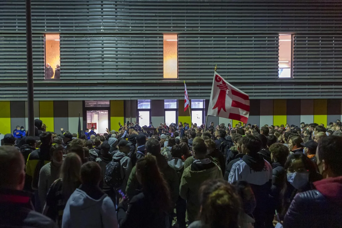 Hunderte von Fans feierten den Aufstieg vor dem Stadion in Pruntrut. (Foto: Keystone)