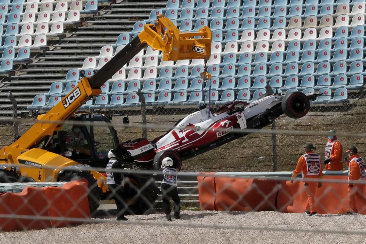 Ausfall statt Punktejagd: Kimi Räikkönens Auto wird geborgen.