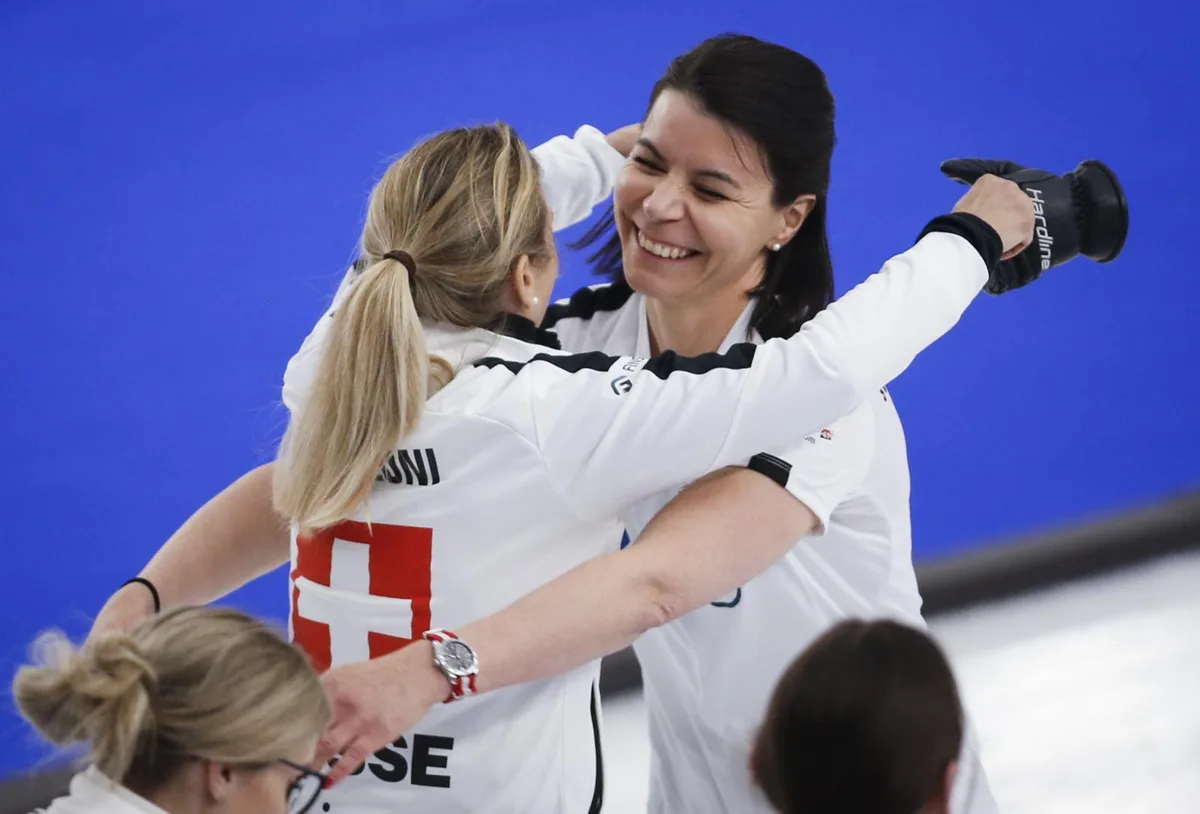 Der Moment des Triumphs: Esther Neuenschwander (rechts) und Skip Silvana Tirinzoni umarmen sich nach dem Finalsieg. Foto: , Die Schweizerinnen holten ihren zweiten WM-Titel nach 2019.