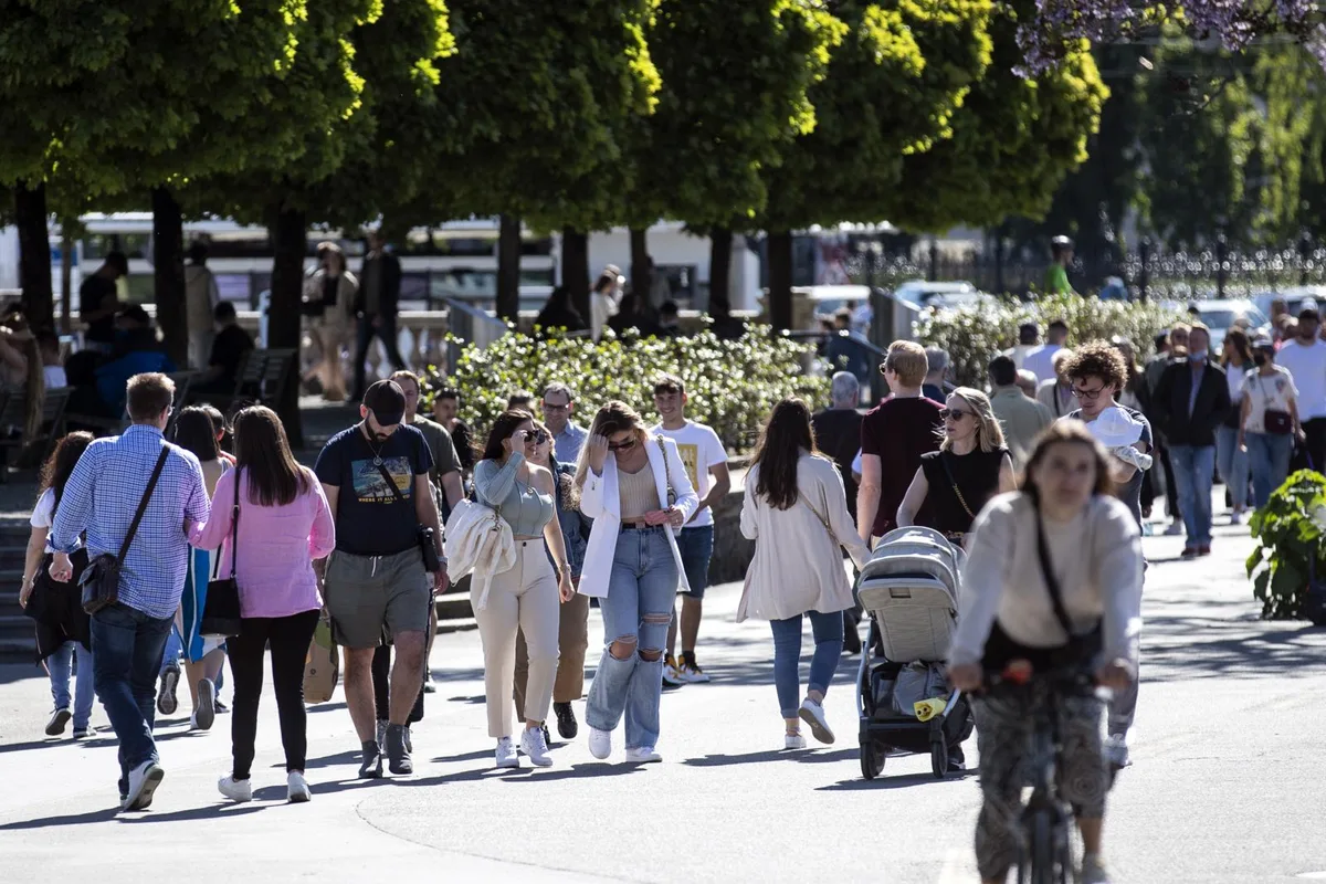 20210530183002520_preview Zurückerlangte Freiheit: Menschen geniessen das sommerliche Wetter am Zürichsee.