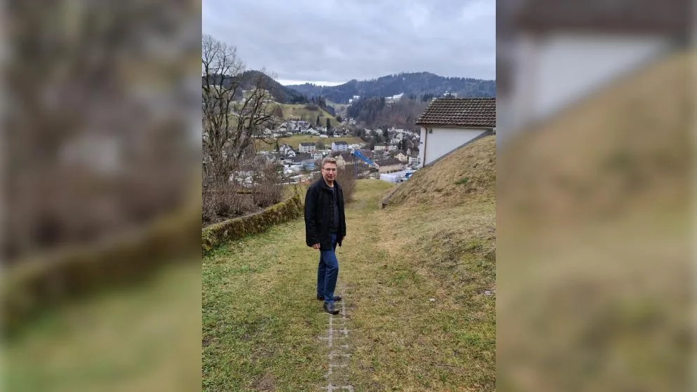 210521_fusswegbauma_michael%20hanisch_9_preview Michael Hanisch setzt sich für einen sicheren Fussweg zwischen Bauma und Hörnen ein. , Im Februar hat er dafür eine Petition eingereicht., Dabei erhielt er Unterstützung von Bewohnerinnen und Bewohnern aus Hörnen., Die Anwohner fordern einen Ausbau des Fusswegs, damit unter anderem ein sicherer Schulweg für die Kinder entsteht. , Laut Hanisch gäbe es zwei Optionen zu Fuss ins Dorf: «Entweder läuft man entlang der stark befahrenen Sternenbergstrasse..., ...oder man nimmt den inoffiziellen Fussweg, der steil und gefährlich ist.»