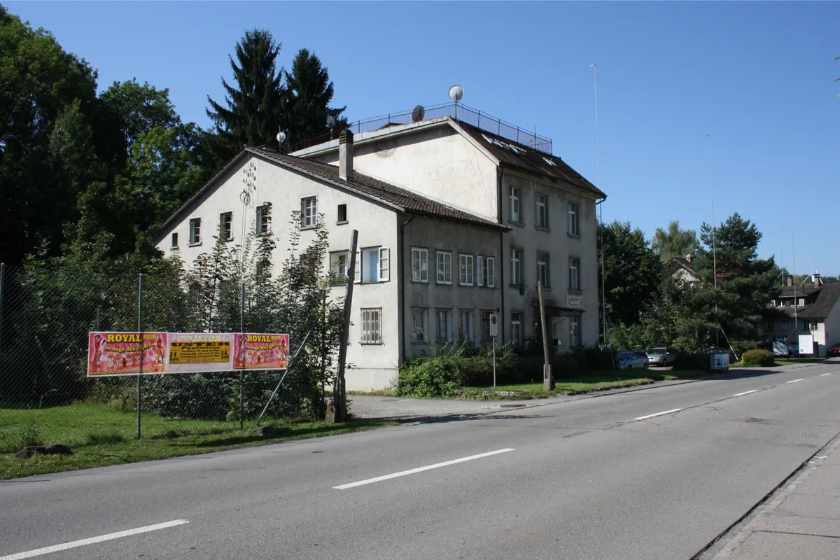 Die Aathalstrasse ist bald nur noch einspurig befahrbar.