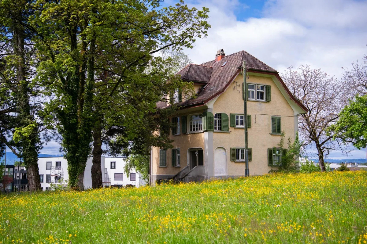 hinwil_17052021_kemptnerstrasse8_sbo_4_preview Das Areal Kemptnerstrasse 8 soll an eine Genossenschaft verkauft worden. Nicht alle Bürger sind mit diesem Plan einverstanden.