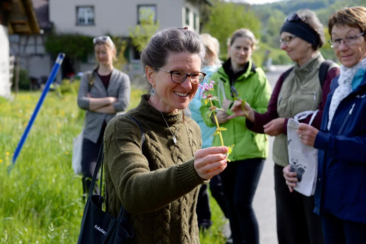 kochenmitwildpflanzen_melittamadari_raemismuehle_1_mav_preview Kursleiterin Melitta Maradi führte die Teilnehmenden in die Welt der Wildpflanzen ein., Während vierer Stunden erklärte sie die wesentlichen Erkennungsmerkmale von geniessbaren Wildpflanzen., Laut der Zellerin sind die meisten davon direkt vor der Haustür anzutreffen., Nach dem naturkundlichen Spaziergang wurde das Kochen in Angriff genommen., Die Aufgaben wurden zugeteilt, um Vorspeise, Hauptgang und Dessert zuzubereiten. , Nach fleissigem Schnipseln konnten die Kursteilnehmer das 3-Gang-Menü geniessen.