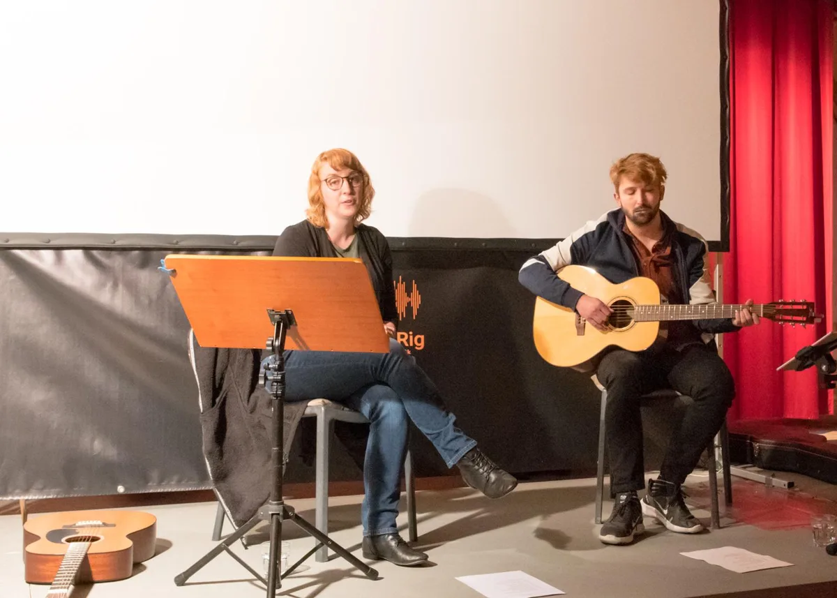 Das Singer-Songwriter-Duo Any And The Guitar hat am Donnerstagabend in Turbenthal ein Konzert gegeben., Das Duo besteht aus Anne Marti und Martin Deplazes., Über 20 Zuhörer besuchten das Konzert.