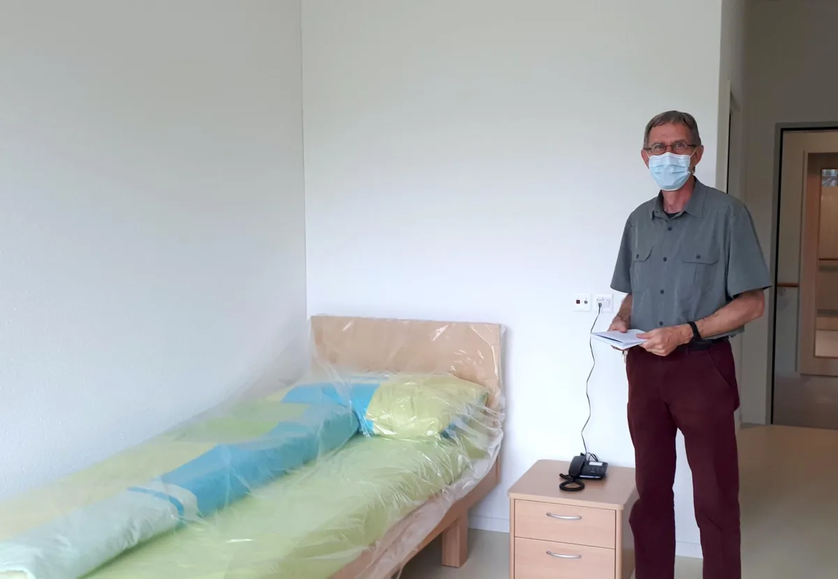 pz1_preview Geschäftsführer Alfred Weidmann in einem Zimmer im Anbau des Pflegezentrums., Der Bau wird voraussichtlich bis im September fertiggestellt.