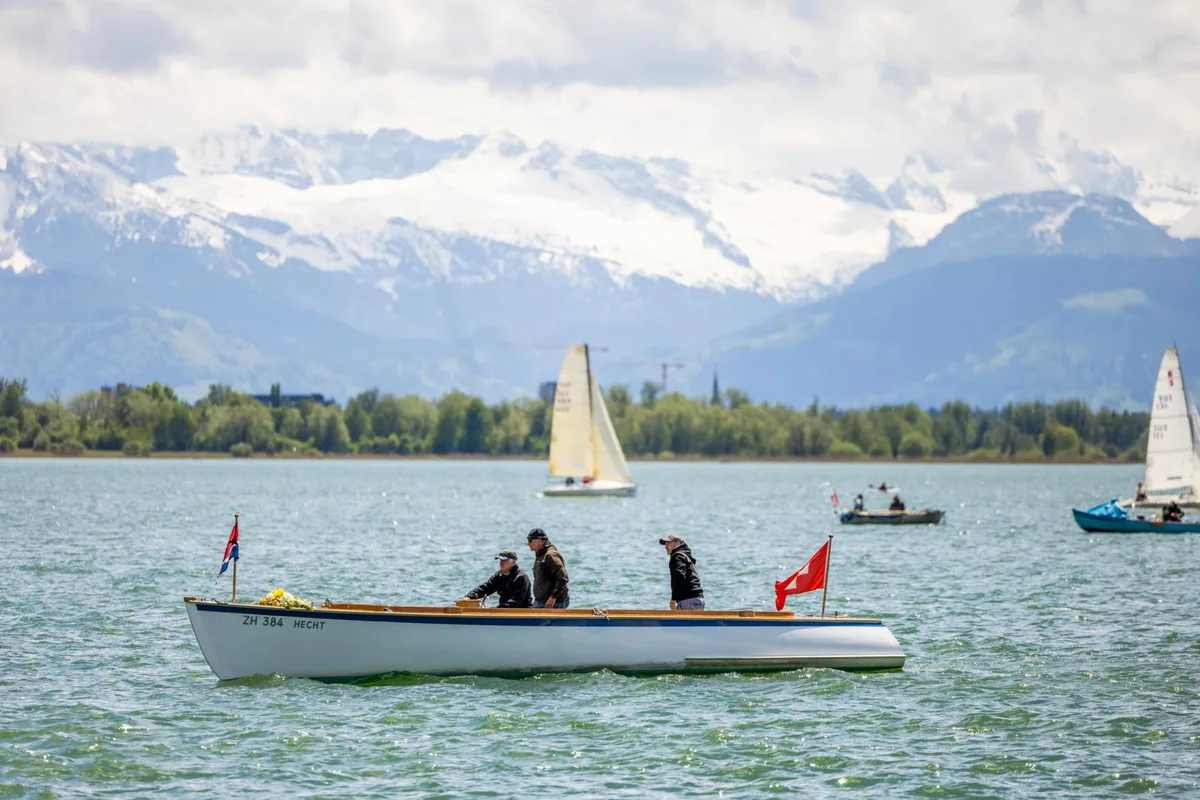 pfaeffikon_22052021_hecht_crm_3_preview Heute vor genau 110 Jahren kursierte das Schiff «Hecht» zum ersten Mal auf dem Pfäffikersee., Zum Jubiläum durften Interessierte auf einer Spritztour mitfahren., Vor zwei Jahren wurde der «Hecht» mit einem Elektromotor aufgerüstet., Der Hecht verkehrte ausschliesslich auf dem Pfäffikersee. Seit 2019 ist er nach einer langen Pause zurück auf dem Wasser.
