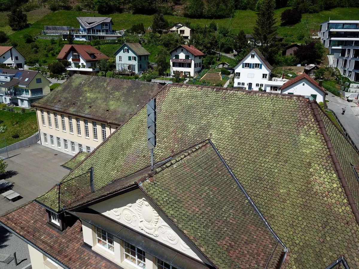 sirenenimtoesstal_turbenthal_3_mav_preview Auf dem Dach des Schulhauses Risi in Turbenthal befindet sich eine der elf fest installierten Sirenenanlagen., Im Tösstal sind zwei weitere Sirenen in Planung: eine in Bauma und eine in Neubrunn (hier im Bild)., Für Bau und Installation einer neuen Sirenenanlage muss mit rund 15'000 Franken gerechnet werden.